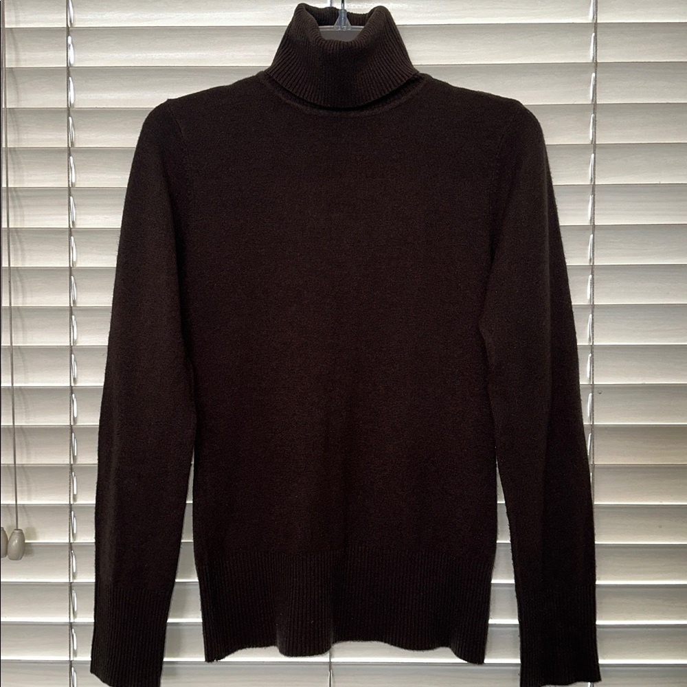 A Bundle of Three Turtleneck Top (Black) and Sweaters (Brown, Navy Blue) Size M - Picture 6 of 13